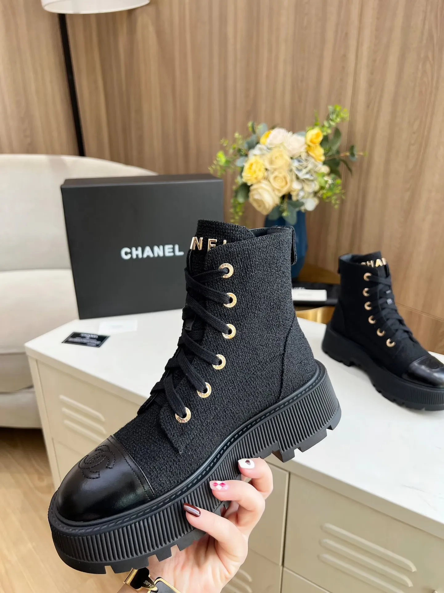 👟👟Ex-factory price 560👟👟 The original model of the new autumn and winter Chanel ankle boots✅ The strap design is super easy to put on and take off, the toe logo is electro-embroidered, the tongue is also a metal brand logo, fabric: special material, lining/foot pads: cow lining, ultra-light rubber non-slip and wear-resistant outsole, color: black, white, blue, code number: 34-41 (34, 41 need to be customized) Packaging: cloth bag card